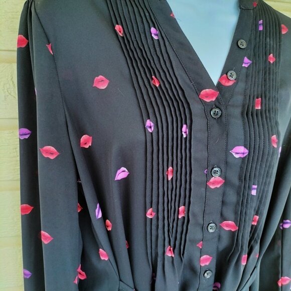 (408) Melissa McCarthy Seven7 Lips Print Pintuck Button Down Top Size Small - Picture 5 of 6